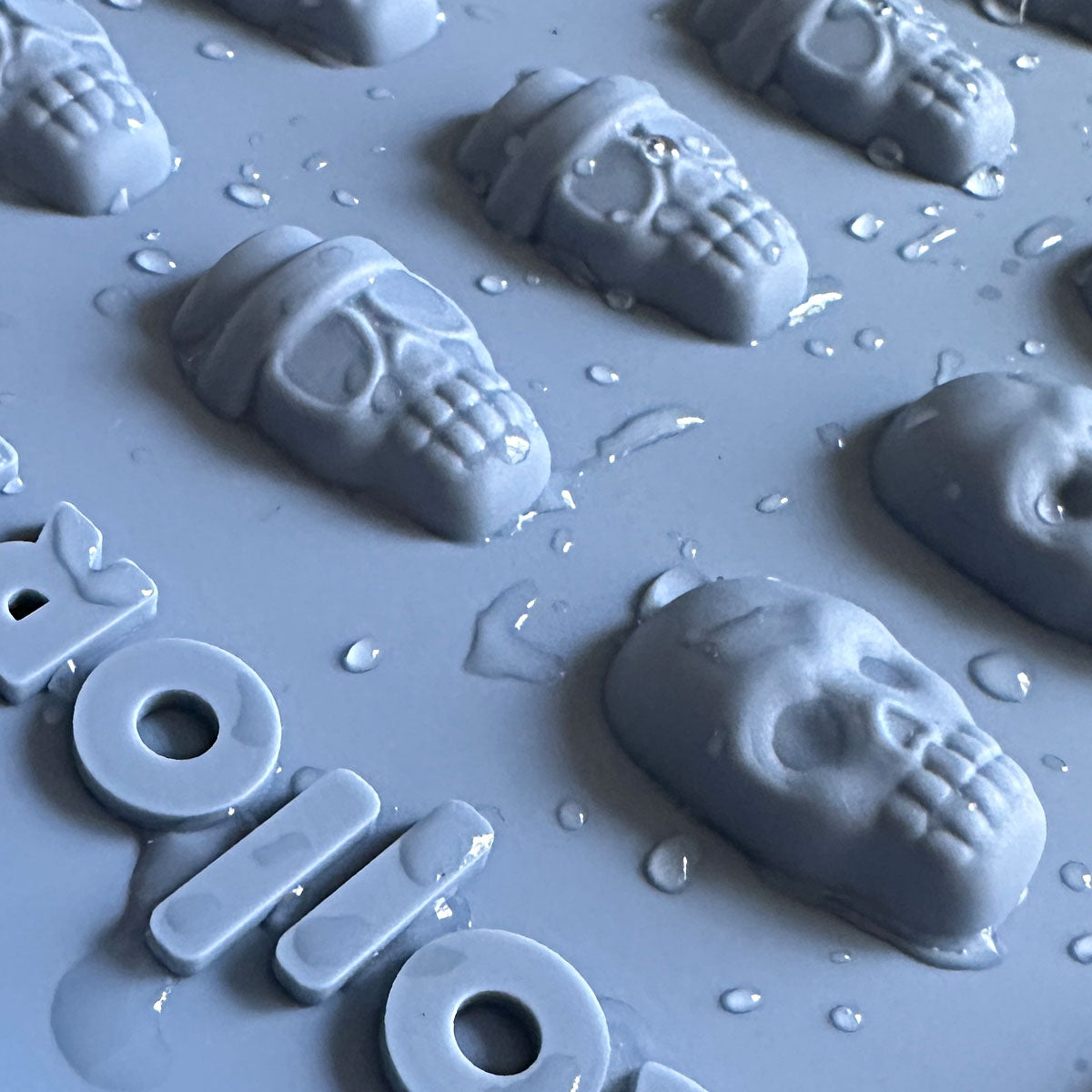 Collory Backmatte für Hundeleckerlis in Totenköpfeformen