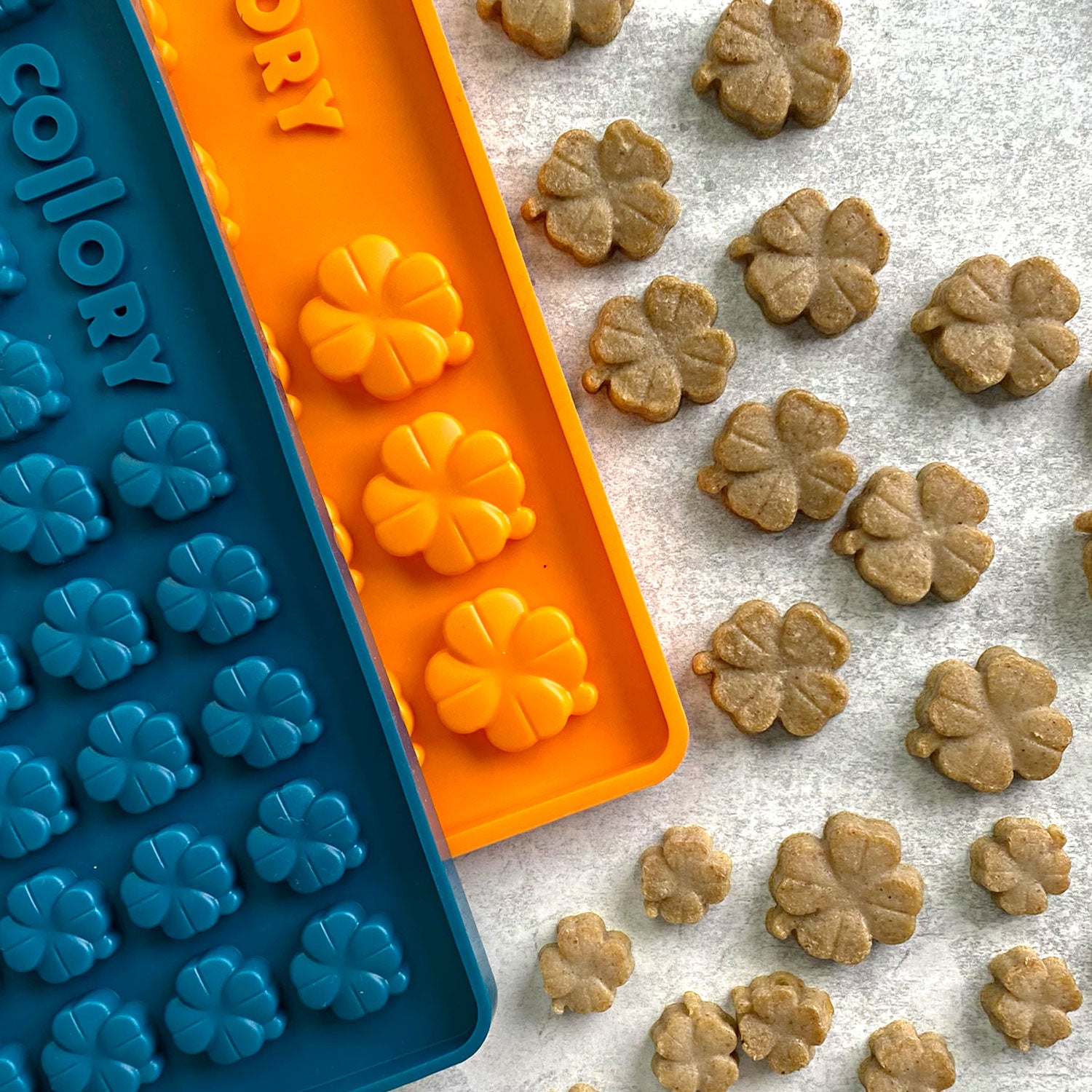 Collory Backmatten für Hundeleckerlis in Kleeblattform